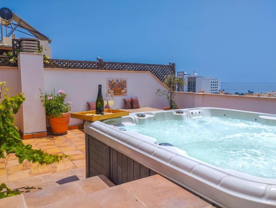 Апартаменты Penthouse With Jacuzzi And Spectacular Sea Views Нерха Экстерьер фото